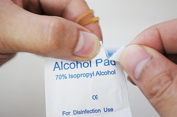 アルコールパットを開封します